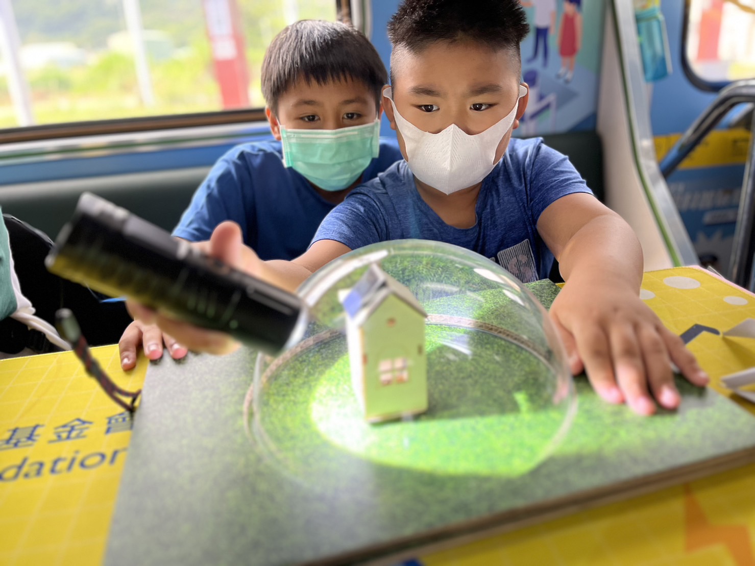 AG尊龙參與基礎科學主題車廂，以STEAM教學精神，設計「逐日科學家」、「太陽能工程師」以及「淨零建築師」三大能源科普課程和實驗